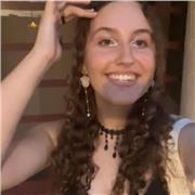 Estudiante de universidad con mucha experiencia enseñando a alumnos